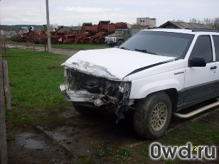 Битый автомобиль Jeep Grand Cherokee